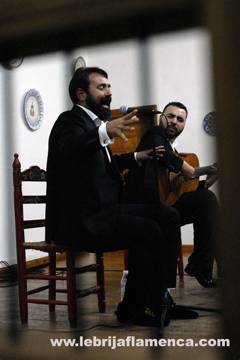 El cantaor José Olmo nos entrega su cante en Lebrija acompañado por la