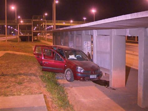 G1 Motorista Bate Carro Em Parada De ônibus Da Eptg Df Notícias Em