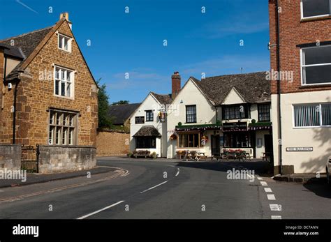 Deddington Arms Hotel seen from Market Place, Deddington, Oxfordshire ...