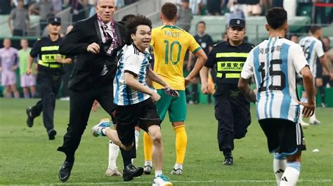 Habl El Hincha Chino Que Se Meti A La Cancha Para Abrazar A Lionel