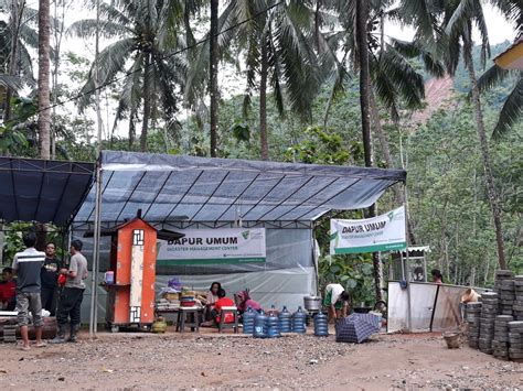 Tim Respon Dompet Dhuafa Gerak Cepat Bersihkan Sekolah Dan Buka Dapur