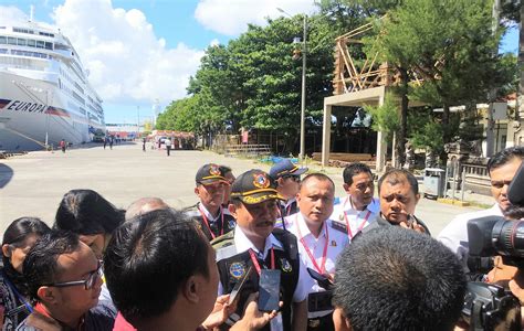 Dua Kapal Pesiar Mewah Sandar Sekaligus Di Pelabuhan Benoa Bawa Ribuan