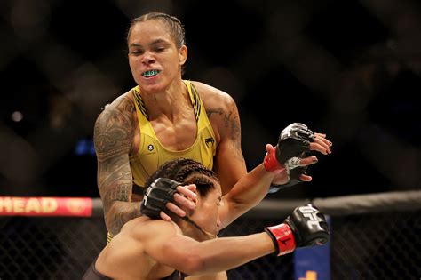 Amanda Nunes Makes A Meal Of Julianna Peña At Ufc 277