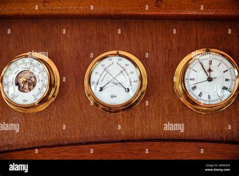 Un Trio Di Strumenti Nautici Barigo Termometro A Barometro Orologio