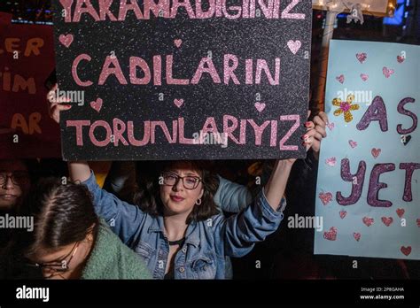 Ankara Turquía 08th De Marzo De 2023 Una Mujer Sostiene Una Pancarta