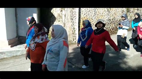 Latihan Gerak Jalan Ibu Ibu Guru Smpn Gladagsari Semangat Dan