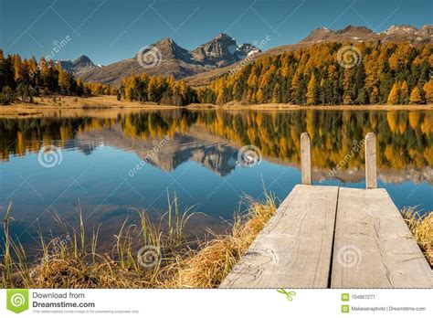 Lago Bonito Da Montanha Um Cais De Madeira Perto De St Moritz