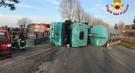 Camion Carico Di Sabbia Si Ribalta In Strada Incidente Oggi A San Polo