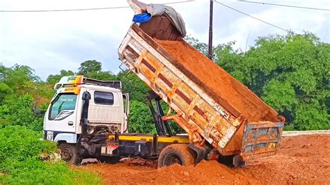 Truk Jomplang Isuzu Dump Truck Pengangkut Tanah Bongkar Muatan Tanah