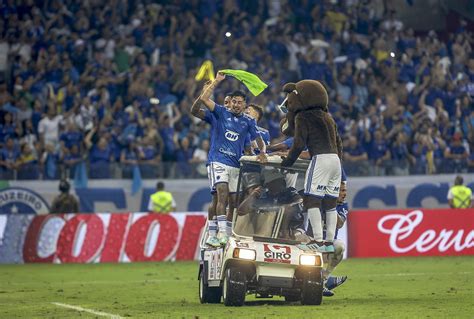 Veja A Festa Que A Torcida E Os Jogadores Do Cruzeiro Fizeram No