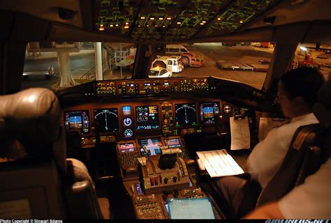 Boeing 777 Cockpit Night / Cockpit Night Lighting Boeing 777 Worldliner ...