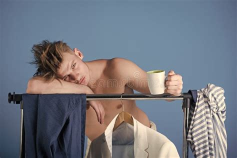 Homem Cansado Que Guarda A Placa Do Peso No Gym Foto De Stock Imagem