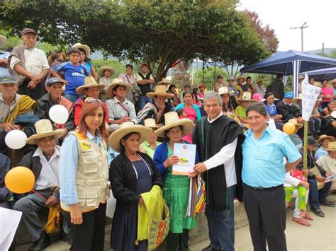 Autoridades Del Gobierno Regional Y Distritales Entregando T Tulos De