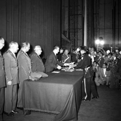 Adolfo L Pez Mateos Entregando Reconocimiento A Alumno De La Escuela