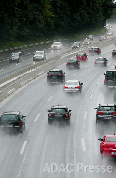 Adac Gibt Tipps F R Das Fahren Bei Starkregen Und Orkanb En