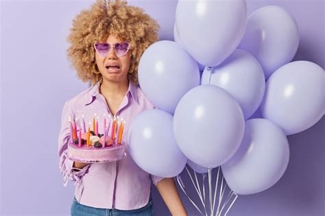 Mauvais Concept De Vacances Une Femme En Pleurs Bouleversée Aux Cheveux