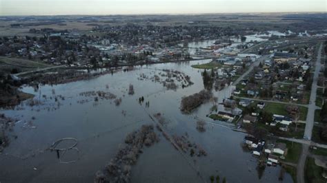 Minnedosa crews scrambling to hold back flood waters with more rain on ...