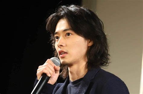 山崎賢人、主演映画『劇場』公開に感激 リモートで見守る観客に感謝の思い｜シネマトゥデイ【2023】 山崎 賢人 山崎賢人 髪型 映画