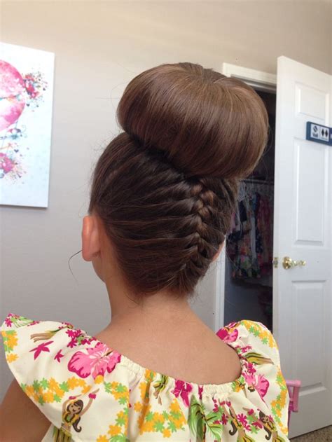 Upside Down French Braid Into A Beautiful Bun Braided Hairstyles Easy