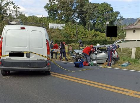 Dois Carros Se Envolvem Em Acidente Na Br Em Jaragu Di Rio Da