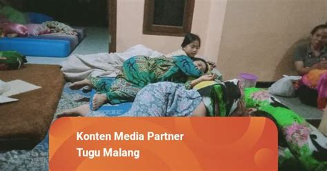 Khawatir Gempa Susulan Warga Malang Tidur Di Teras Rumah Kumparan