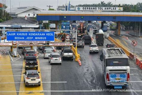 7 Tips Aman Berkendara Di Jalan Tol