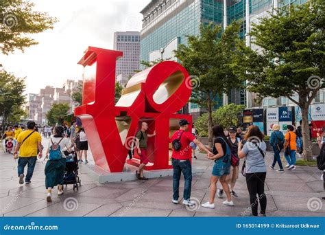 台北一〇一大楼前院有许多人来参观 编辑类库存图片 图片 包括有 地区 街市 城市 夜间 聚会所 165014199