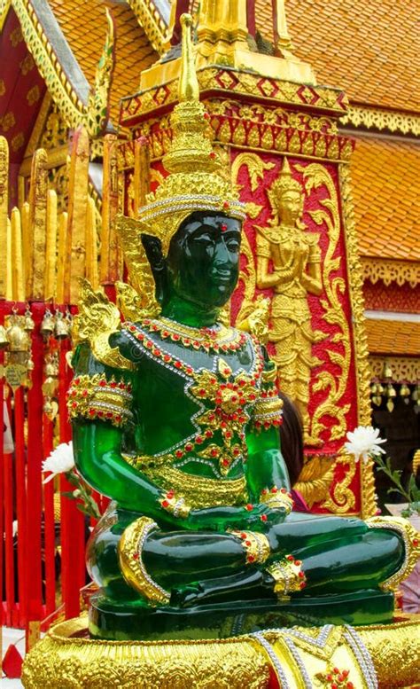 Statua Dorata Di Seduta Di Buddha Dentro Il Tempio Tailandese Del Wat