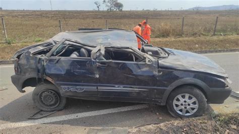 Carro capota em curva e motorista fica ferido na MG 050 em Divinópolis