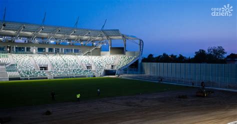 Stadion Radomiaka nocą układanie murawy zdjęcia