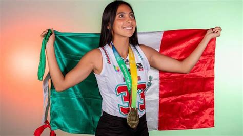 Diana Flores primera jugadora de flag football en el museo del Salón