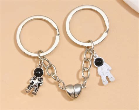 Cute Couple Loving Magnetic Connect Astronaut Keychain Charm Astronaut