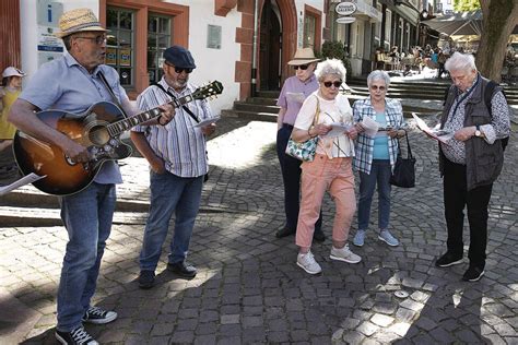 Weinheim Bürgermeister Fetzner und Stadtführer Piva sammelten fürs