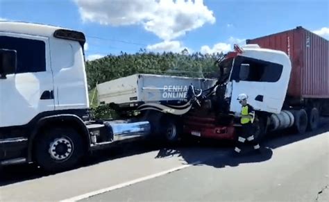 V Deo Acidente Envolvendo Duas Carretas E Autom Vel De Passeio