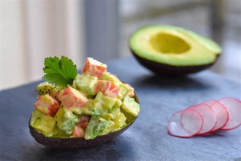 Gefüllte Avocado mit Krabbenstäbchen und frischem Gemüse