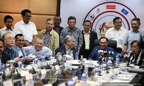 Zahid Akar Umbi Umno Sokong Kerajaan Pimpinan Anwar