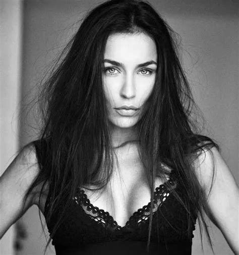 Julie Ricci dans un bikini prêt à exploser avec elle l été sera sexy à bloc Public