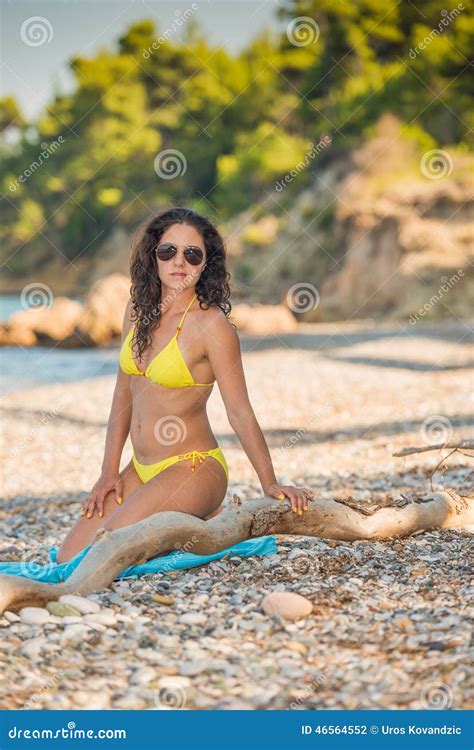 Abbastanza Castana In Un Bikini Giallo Fotografia Stock Immagine Di