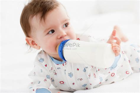 Baby Feeding With Bottle Picture And HD Photos | Free Download On Lovepik