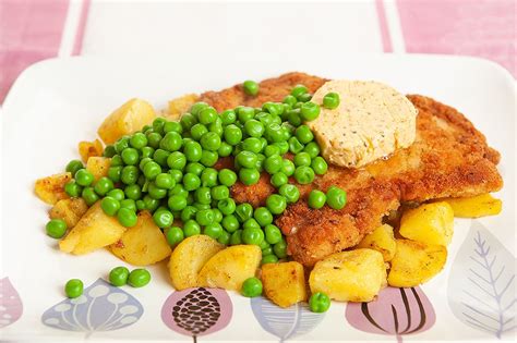 Kycklingschnitzel Med Tomatsm R Och Stekt Potatis