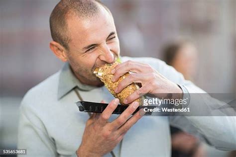 4 913 Homme Qui Mange Un Sandwich Stock Photos High Res Pictures And