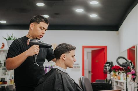 Cabeleireiro Secando O Cabelo De Seu Cliente Pente E Secador