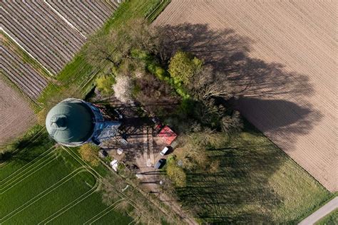 Von Aussichtsplattformen, schwankenden Treppen und Leitungen, die ...