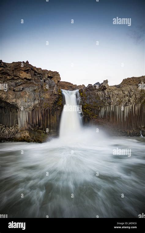 Cascada Aldeyjarfoss Mostrando Columnas De Basalto Que El R O Fluye A