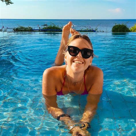 9 Hot Sexy Ria Irawan Bikini Pics