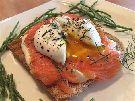 Pochiertes Ei Mit Lachs Und Meerrettichcreme Auf Toast Nach Fiefhusener