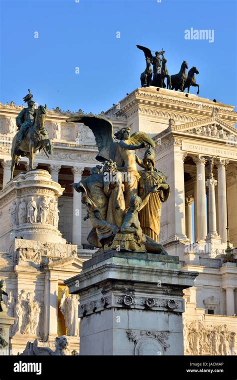 Statues on the Altare della Patria or "Altar of the Fatherland ...