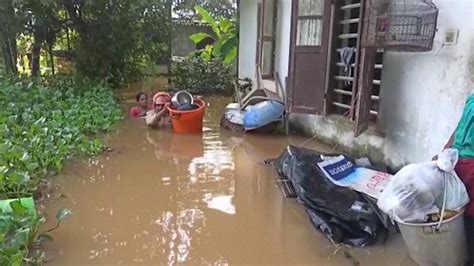 Kerala Flooding Rescuers Step Up Efforts To Help Bbc Newsround