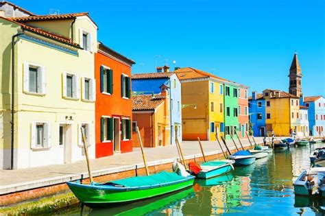 Canal panorâmico casas coloridas na ilha de burano perto de veneza