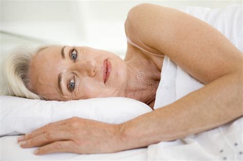 Mujer Mayor Triste Que Se Sienta En Cama En La Sala De Hospital Foto De